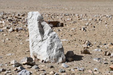 Tek taş Doring Gölü Ngangtse (Nganga (4690 m)), Çin, Tibet yakın duran