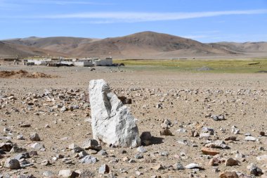 Tek taş Doring Gölü Ngangtse (Nganga (4690 m)), Çin, Tibet yakın duran