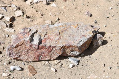 Daha önce tek taş Doring Gölü Ngangtse (Nganga (4690 m)), Çin, Tibet yakın duran düşmüş