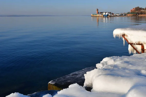 符拉迪沃斯托克 阿穆尔湾冬季附近的海滩 — 图库照片