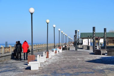 Vladivostok, Rusya, Aralık, 24, 2018. Spor (ücretsizdir) yürüyüş insanlar Vladivostok içinde kışın gezi.