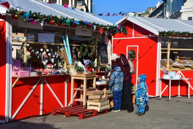 Vladivostok, Rusya, Aralık, 30, 2018. Sovyetler ayında Vladivostok, 2018-2019 yıl gücünü için savaşçıları Meydanı yılbaşı adil insanlar