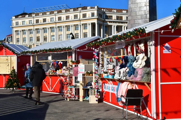 Vladivostok Rusia Diciembre 2018 Gente Está Feria Año Nuevo Plaza —  Fotos de Stock