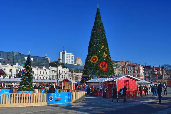 Vladivostok Rusia Diciembre 2018 Gente Caminando Feria Año Nuevo Plaza —  Fotos de Stock