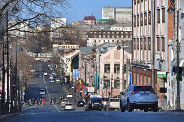 Vladivostok, Rusya, Aralık, 30, 2018. Pogranichnaya (kenarlık) kışın sokak Vladivostok içinde Pe3ople ve araba yanıyor
