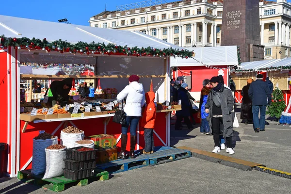 Vladivostok Russia January 2019 People Buy Product New Year Fair — Stock Photo, Image