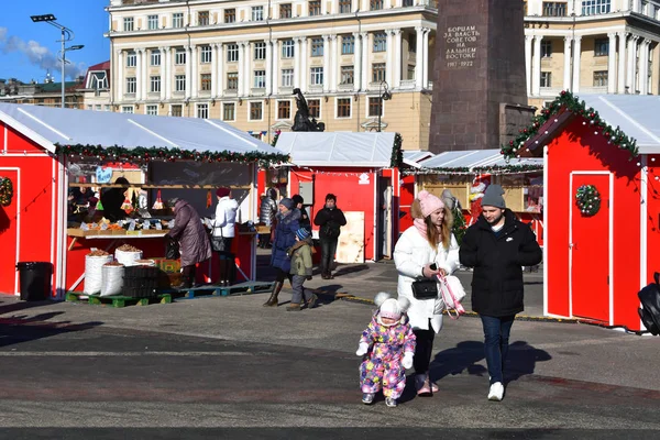 Vladivostok Rusia Enero 2019 Gente Está Feria Año Nuevo Plaza — Foto de Stock