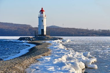 Rusya. Vladivostok. Amur Bay kış akşamları Egersheld(1876 year built) Tokarevskaya koshka fener