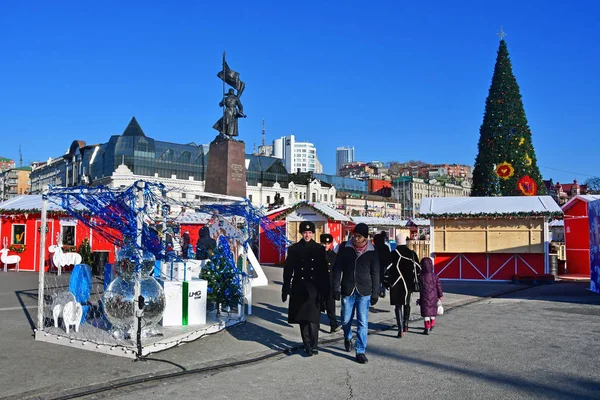 Vladivostok Rusia Diciembre 2018 Gente Caminando Plaza Los Combatientes Por —  Fotos de Stock