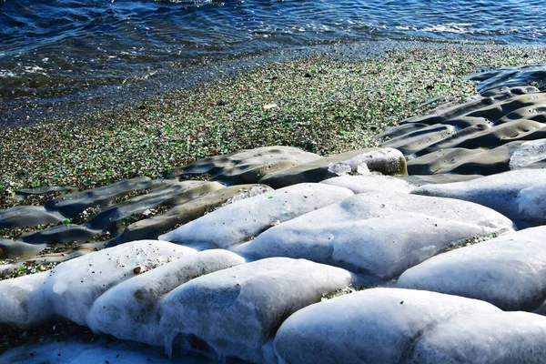 Russia Vladivostok Striscia Costiera Ciottoli Vetro Smeraldo Piccolo Rotolo Acqua — Foto Stock