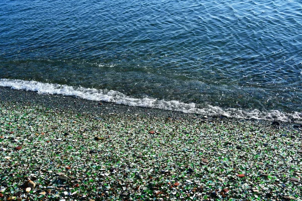 Rusia Vladivostok Bandă Coastă Pietricele Sticlă Smarald Rolă Mică Apă — Fotografie, imagine de stoc