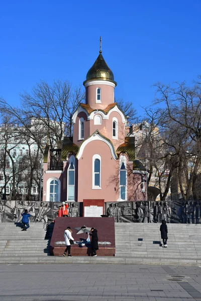 Vladivostok Rusia Enero 2019 Los Turistas Caminan Frente Capilla Nombre —  Fotos de Stock