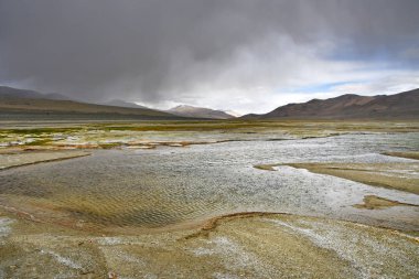 Çin, Tibet. Yaz aylarında göl Ngangla yüzük Tso üzerinde yağmur