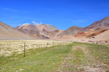 Çin, Tibet. Çin, Tibet. Yaz aylarında göl Mershung (Merchong) giden yolda dağ manzarası