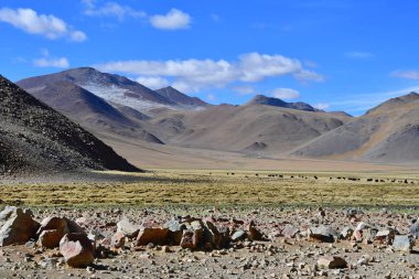 Çin, Tibet. Çin, Tibet. Yaz aylarında göl Mershung (Merchong) giden yolda dağ manzarası