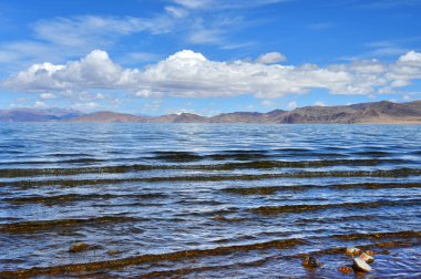 Çin, Tibet. Yüksek dağ gölü Tarok bulutlu havalarda yaz aylarında