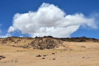 Tibet. deniz seviyesinden 4000 metreden fazla yükseklikte dağ manzarası