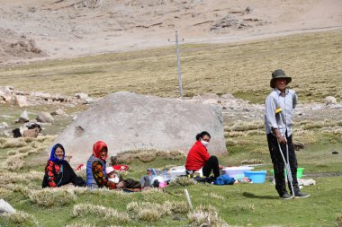 Tibet, Çin, Haziran, 06,2018. Dağlarda Tibet aile yüksek. Çin