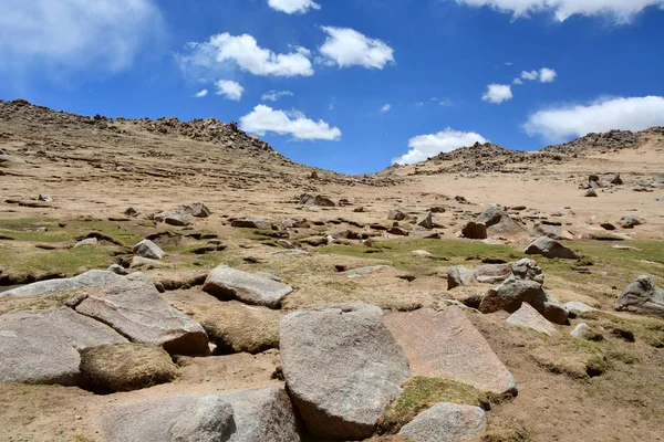 China Tibet Sommerberglandschaft Steinstreuung — Stockfoto