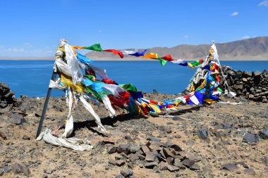 Tibet Budist mantra önünde kutsal Gölü serseri ile Co Gölü yaz güneşli bir günde bayraklar