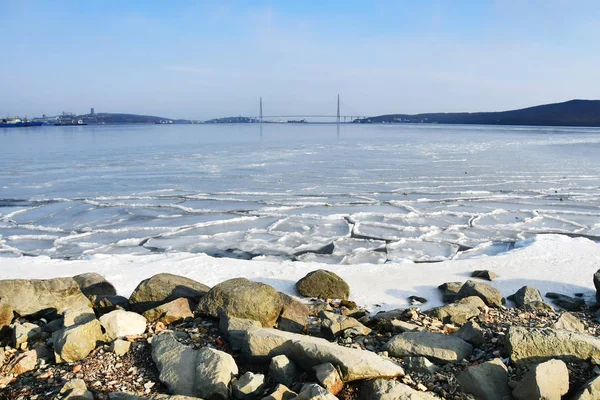 俄罗斯 海参崴 阿穆尔湾和桥梁到鲁斯基岛在冬季 — 图库照片