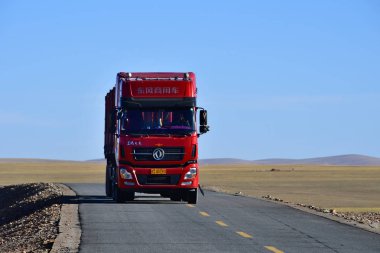 Tibet, Çin, Haziran, 06, 2018. Tibet dağlarında kırmızı vagon