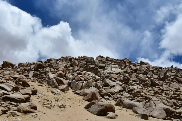 Cina Tibet Paesaggio Montano Estivo Spargimento Pietre — Foto Stock