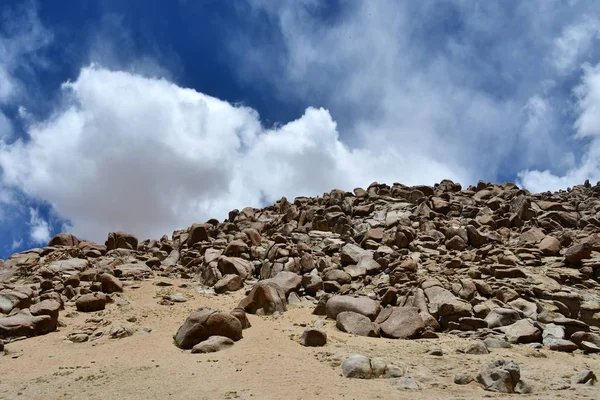 Çin Tibet Yaz Dağ Manzarası Taşlar Saçılma — Stok fotoğraf
