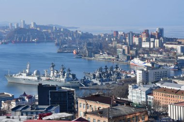 Vladivostok, Rusya Federasyonu, Ocak, 29,2019. Vladivostok, altın boynuz Bay kışın demirleyen savaş gemileri