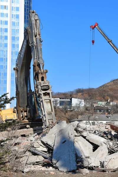 2019年1月29日 俄罗斯符拉迪沃斯托克 在符拉迪沃斯托克的鹰小丘拆除费斯图的建筑 — 图库照片