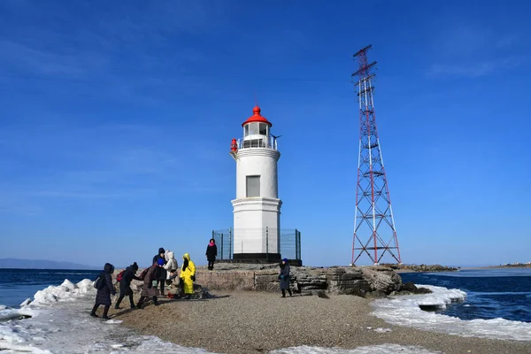 Vladivostok Rusia Enero 2019 Los Turistas Caminando Cerca Del Faro — Foto de Stock