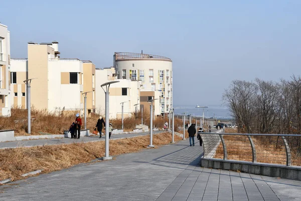 Vladivostok Rusia Febrero 2019 Gente Caminando Por Paseo Marítimo Bahía — Foto de Stock