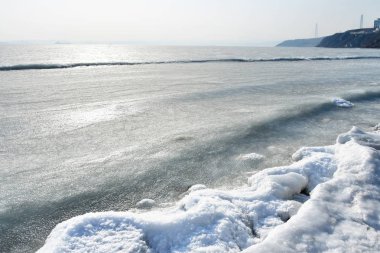 Rusya. Vladivostok şehir, Patrokl Bay kış, arka aydınlatma