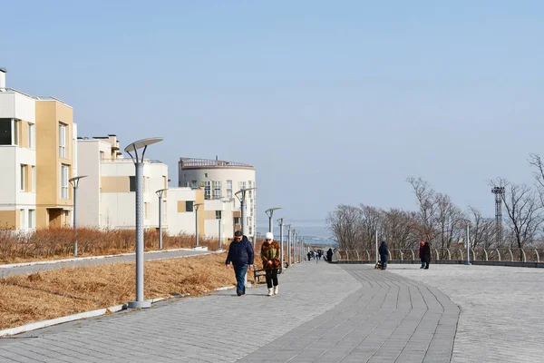 Vladivostok Rusia Febrero 2019 Gente Caminando Por Paseo Marítimo Bahía — Foto de Stock