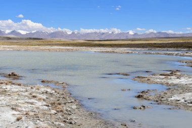 Güçlü tuzlu göl Ruldan (Nak) yakınındaki village, Yakra Tibet bulutlu havalarda, Çin