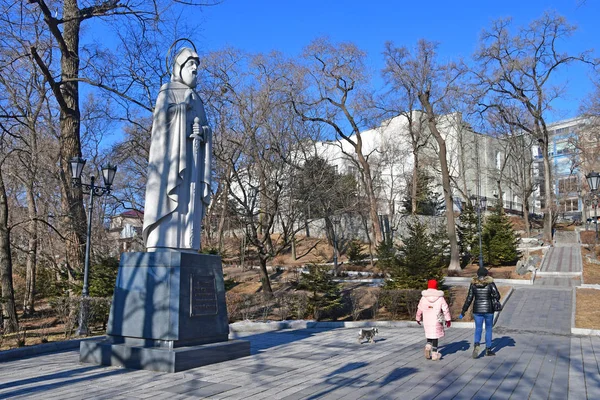Wladiwostok Russland Januar 2019 Menschen Fuß Der Nähe Des Denkmals — Stockfoto