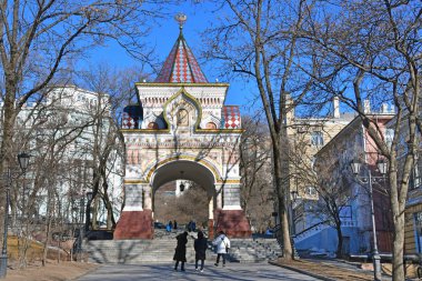 Vladivostok, Rusya, Ocak, 03, 2019. Turistler önünde zafer (Nicholas) takı prensi güneşli kış günü yürüyüş. Vladivostok