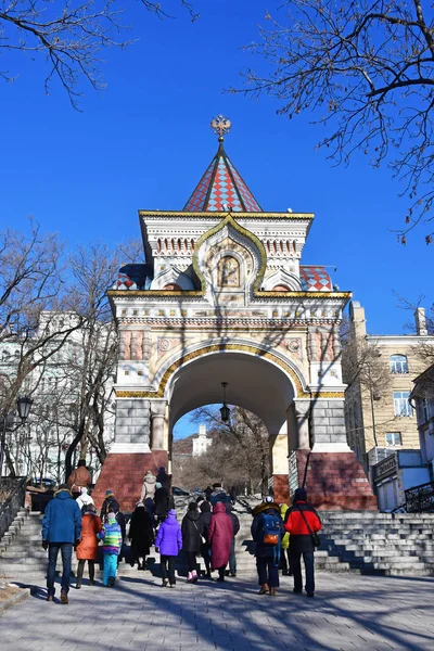 ロシア ウラジオストク 2019 日晴れた冬の日のオランジュ ニコラス 皇太子殿下の前を歩いて観光客 ウラジオストク — ストック写真