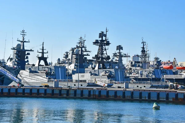 Βλαδιβοστόκ Ρωσία Ιανουαρίου 2019 Πολεμικά Πλοία Αγκυροβολημένα Στα Νερά Κοντά — Φωτογραφία Αρχείου