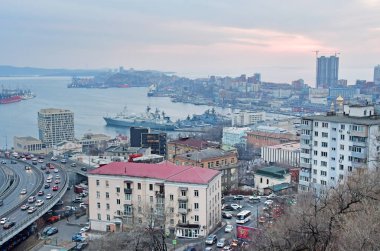 Rusya. Kış Vladivostok alacakaranlıkta