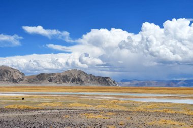 Çin, Tibet. Trans Himalayalar Gölü Teri Tashi Nam Co Haziran ayında alanında üzerinde büyük güzel bulutlar