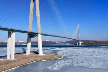 Güzel Askılı köprü güneşli kış hava Russkiy Adası'na. Vladivostok, Primorsky Krai, Rusya Federasyonu