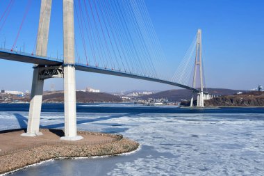 Güzel Askılı köprü güneşli kış hava Russkiy Adası'na. Vladivostok, Primorsky Krai, Rusya Federasyonu