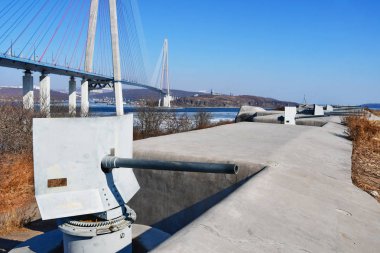 20. yüzyıl başında Russkiy adada Vladivostok içinde Vladivostok kalenin Novosiltsevskaya kıyı batarya toplar. Rusya