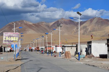 Tibet, Çin, Haziran, 10, 2018. Modern sokak aydınlatma ve yaz küçük Yakra Köyü caddeleri üzerinde güneş panelleri