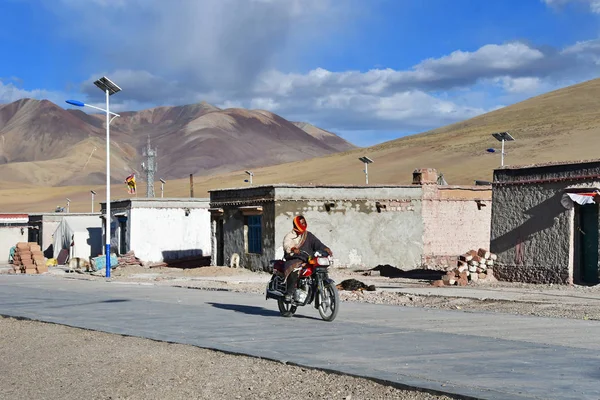 Tibet Kina Juni 2018 Tibetanska Mannen Moped Åkning Längs Gatan — Stockfoto