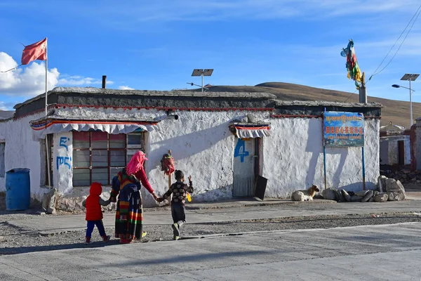 Tibet Cina Giugno 2018 Madre Con Bambini Che Cammina Lungo — Foto Stock