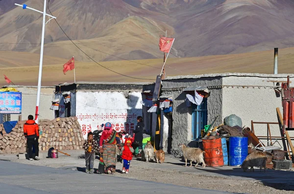 Tibet Čína Června 2018 Matka Dětmi Chodit Ulici Malé Villageyakra — Stock fotografie