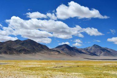 Çin, Tibet Platosu. Trans Himalayalar Ringtor giderken Yakra Haziran ayında güneşli gün üzerinden büyük bulutlar