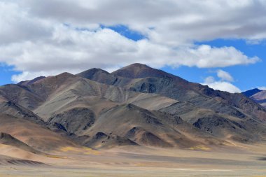 Çin, Tibet Platosu. Trans Himalayalar Ringtor giderken Yakra Haziran ayında güneşli gün üzerinden büyük bulutlar